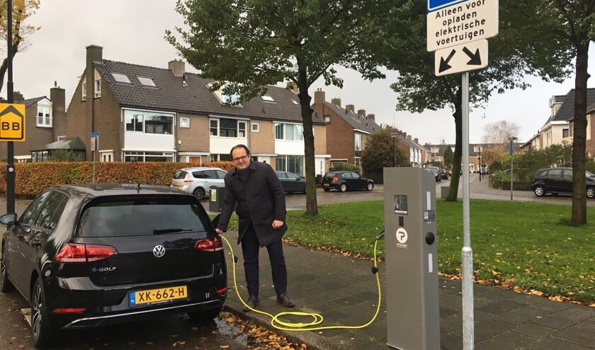 Wethouder Serge Ferraro van onder meer parkeren staat bij laadpaal op de Plantage.