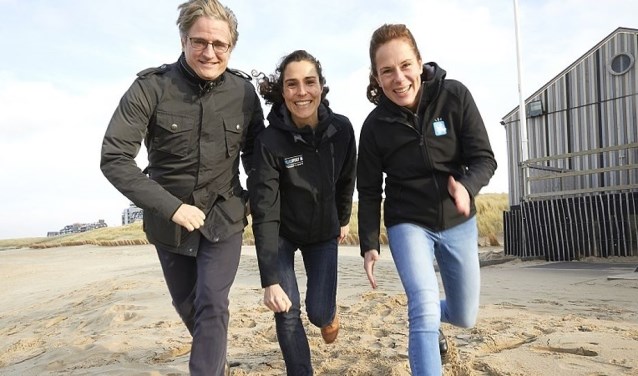 Wethouder Antoine Tromp en sportcoaches Elles Kraakman en Eefke de Vos.