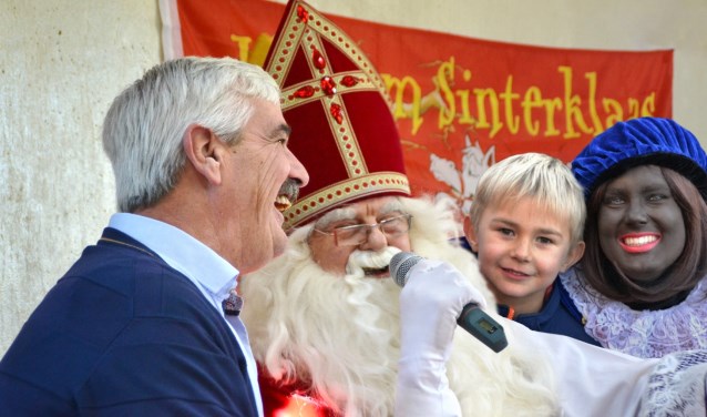 Sinterklaas entertaint jong en ouder in Opmeer.