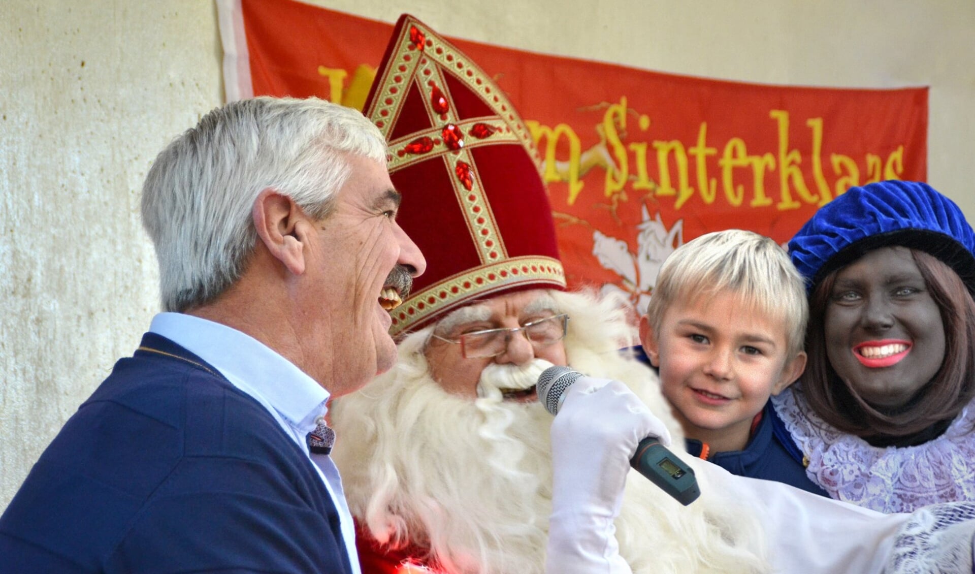 Sinterklaas entertaint jong en ouder in Opmeer.
