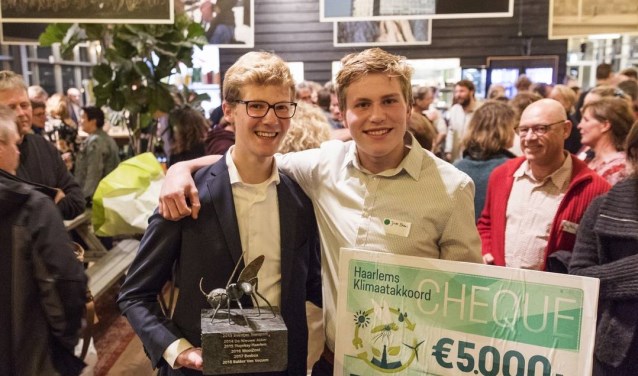 Maarten Hulsman en Jelle Brans zijn ontzettend blij met de prijs.