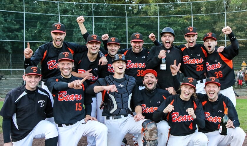 V.l.n.r. boven: Wessel Brocken, Alex Marcussen, René van Hazebroek, Kay van Schie (coach), Quintijn Relouw (coach), Hidde Brocken, Mees Carels.
Onder: Tyler Boersma (coach), Ilja Hardewijn, Niels Metzelaar, Bas Marcussen, Dominique Peters van Nijenhof, Florian Hardewijn.
(Floris Kruijdenberg en Vince Rooi ontbreken op de foto)
