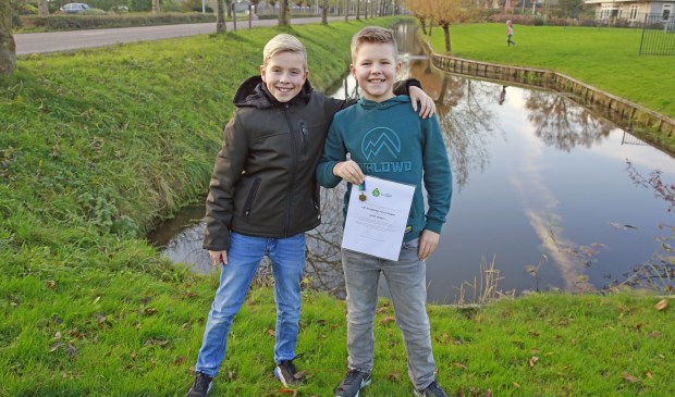 Jesse (rechts) met vriend Kees, op de plek waar het allemaal gebeurde.