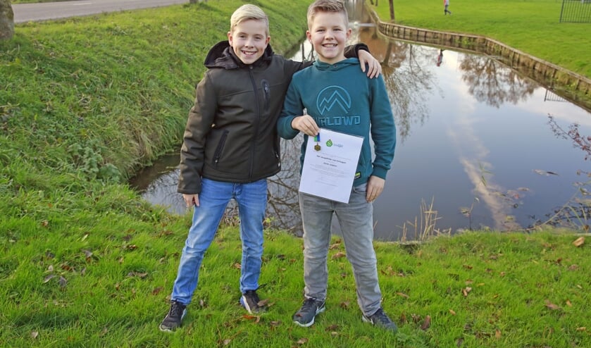 Jesse (rechts) met vriend Kees, op de plek waar het allemaal gebeurde.