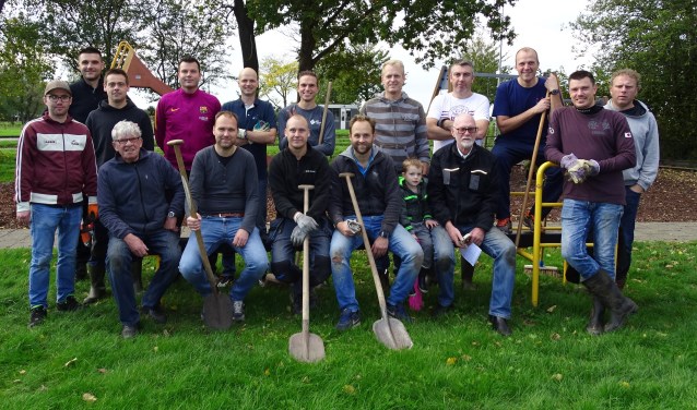 Het bestuur van de Stichting Speeltuin Marken en een grote groep trouwe vrijwilligers, van jong tot oud, hebben afgelopen zaterdag de speeltuin aan de Zuiderzeeweg op Marken onder handen genomen.