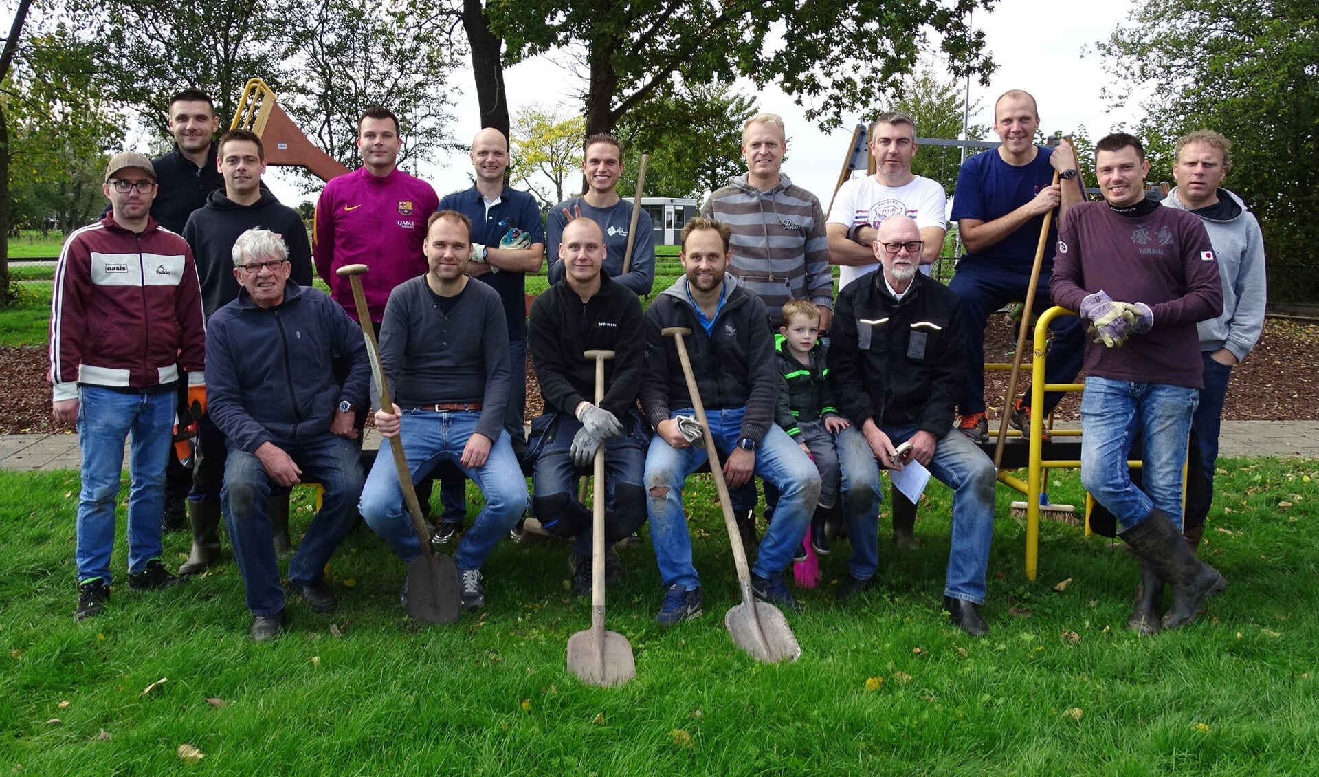 Het bestuur van de Stichting Speeltuin Marken en een grote groep trouwe vrijwilligers, van jong tot oud, hebben afgelopen zaterdag de speeltuin aan de Zuiderzeeweg op Marken onder handen genomen.
