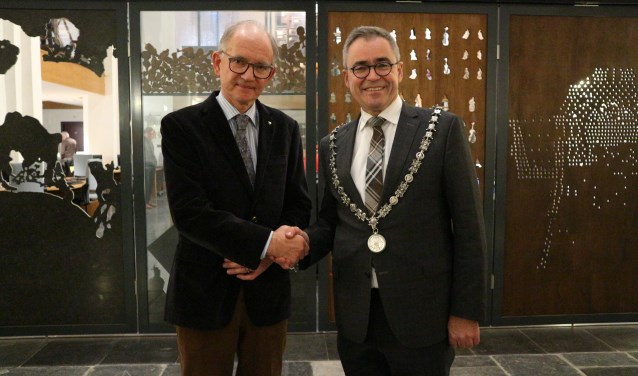 Burgmeester Jos Wienen en zilversmid Wim Groenhart (Foto: Christa Warmerdam)
