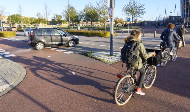 Fietsers op de kruising Fanny Blankers Koen-laan en Molenaarslaan.