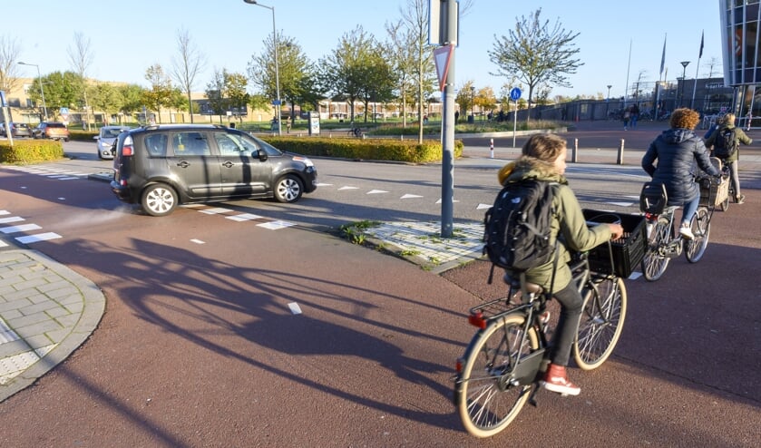 Fietsers op de kruising Fanny Blankers Koen-laan en Molenaarslaan.