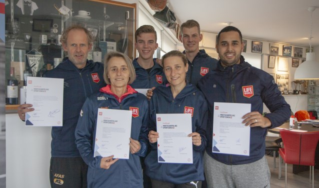 (boven) Jan Beuckens en Bas Ligthart (v.v. Kolping Boys), Jelle Kramer (Reakt/Actief Talent), Younes Abrari (Sport-Z), (onder) Debby Kuijper (Brijder Verslavingszorg) en Anne-Barbara Ankum (GGZ Noord-Holland-Noord). Niet op de foto: Thomas Botman van Sport-Z.