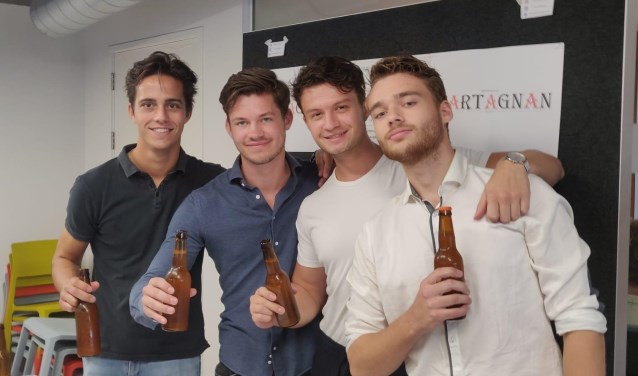 Op de foto (v.l.n.r.) Stan, Max, Nino en Melvin. Ze proosten alvast op hun biertje.