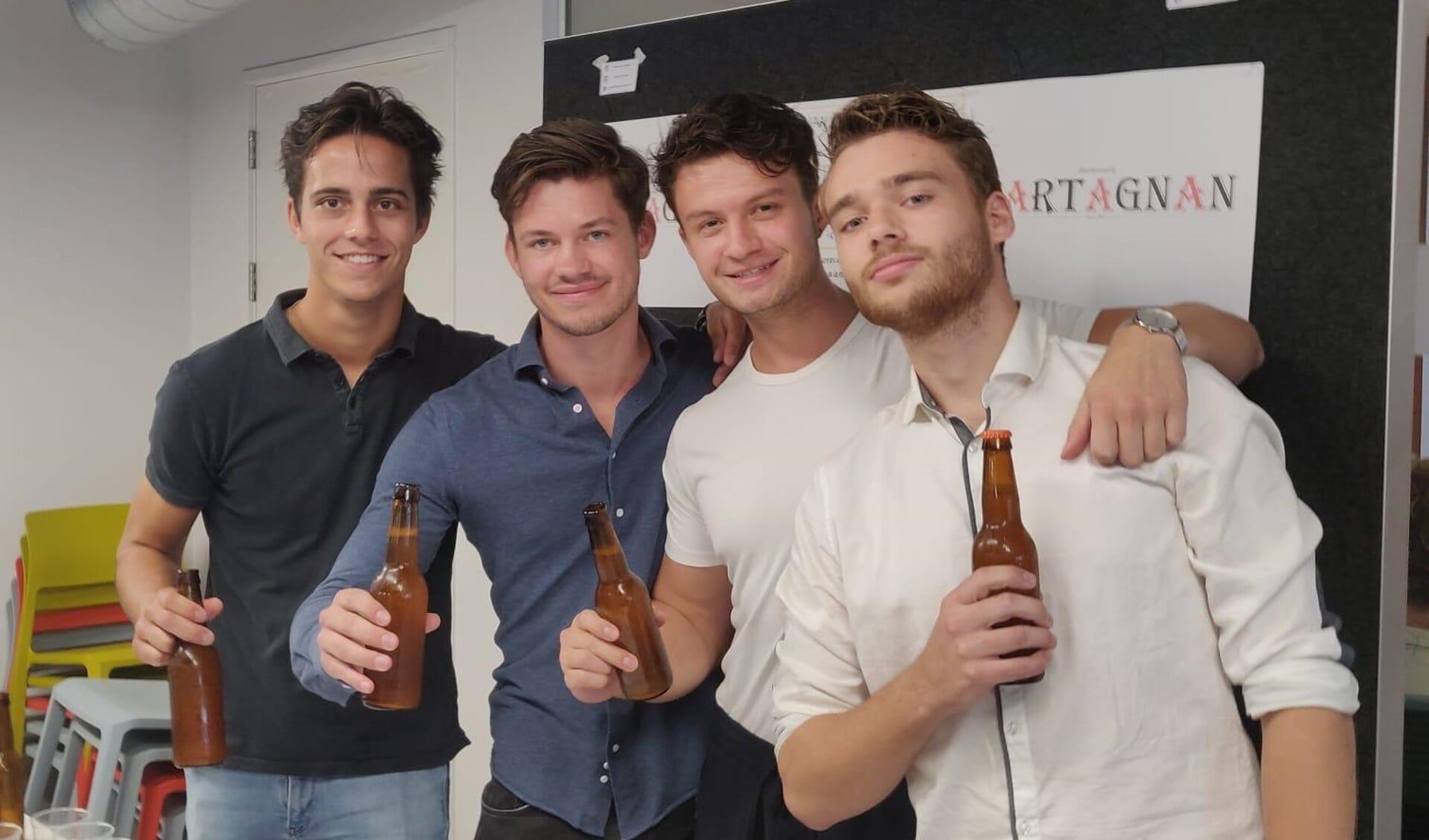 Op de foto (v.l.n.r.) Stan, Max, Nino en Melvin. Ze proosten alvast op hun biertje.