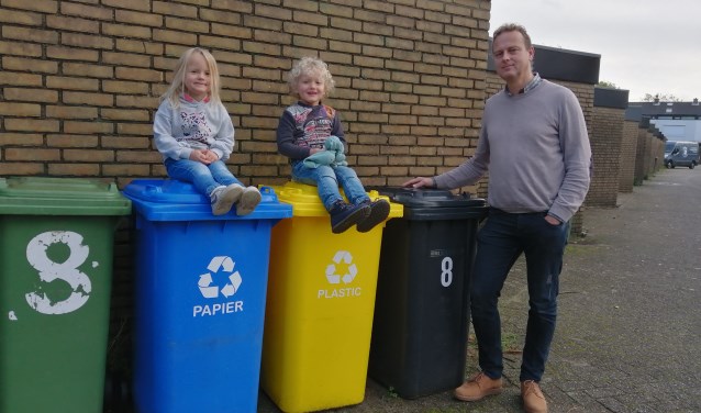 Menno Verbeek heeft de afvalscheiding goed georganiseerd. Linde en Cas (en zijn konijntjes) wilden ook best even poseren voor de foto.