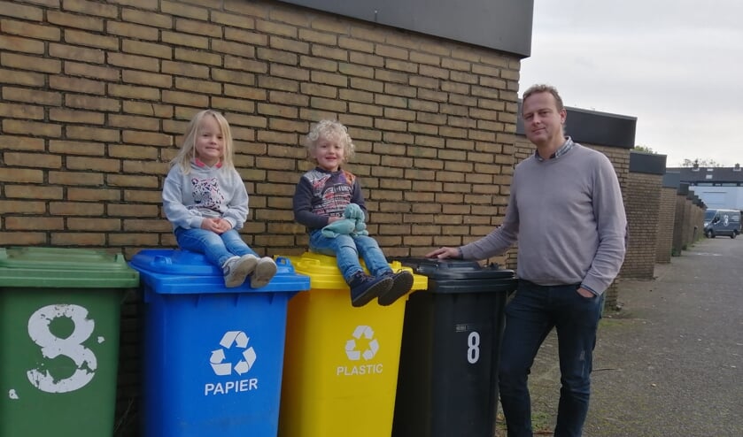 Menno Verbeek heeft de afvalscheiding goed georganiseerd. Linde en Cas (en zijn konijntjes) wilden ook best even poseren voor de foto.