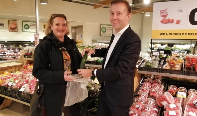 Jumbo experimenteert met verpakkingszakjes die je vaker kunt gebruiken. Amber wil dat best even proberen.