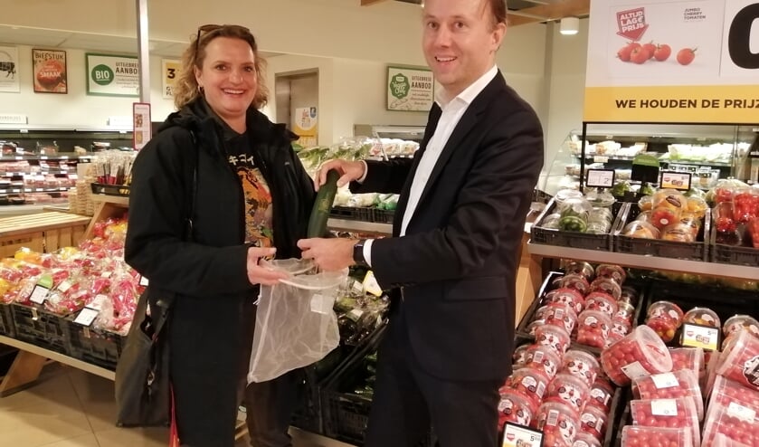 Jumbo experimenteert met verpakkingszakjes die je vaker kunt gebruiken. Amber wil dat best even proberen.