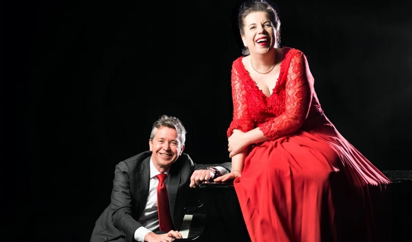 Francis van Broekhuizen brengt haar theaterconcert 'Bij twijfel hard zingen' in Theaterkerk Hemels.