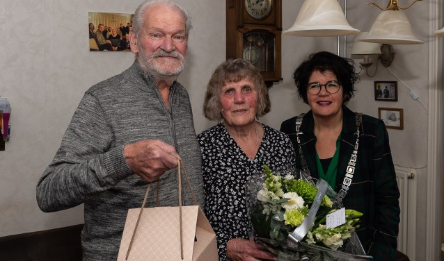 Felicitaties van burgemeester Joyce van Beek voor het echtpaar Zandstra-Buis dat 60 jaar is getrouwd.