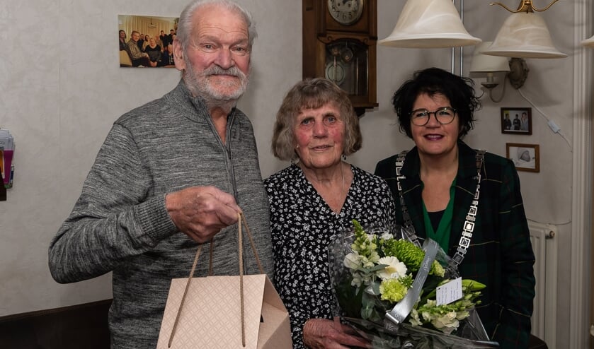 Felicitaties van burgemeester Joyce van Beek voor het echtpaar Zandstra-Buis dat 60 jaar is getrouwd.