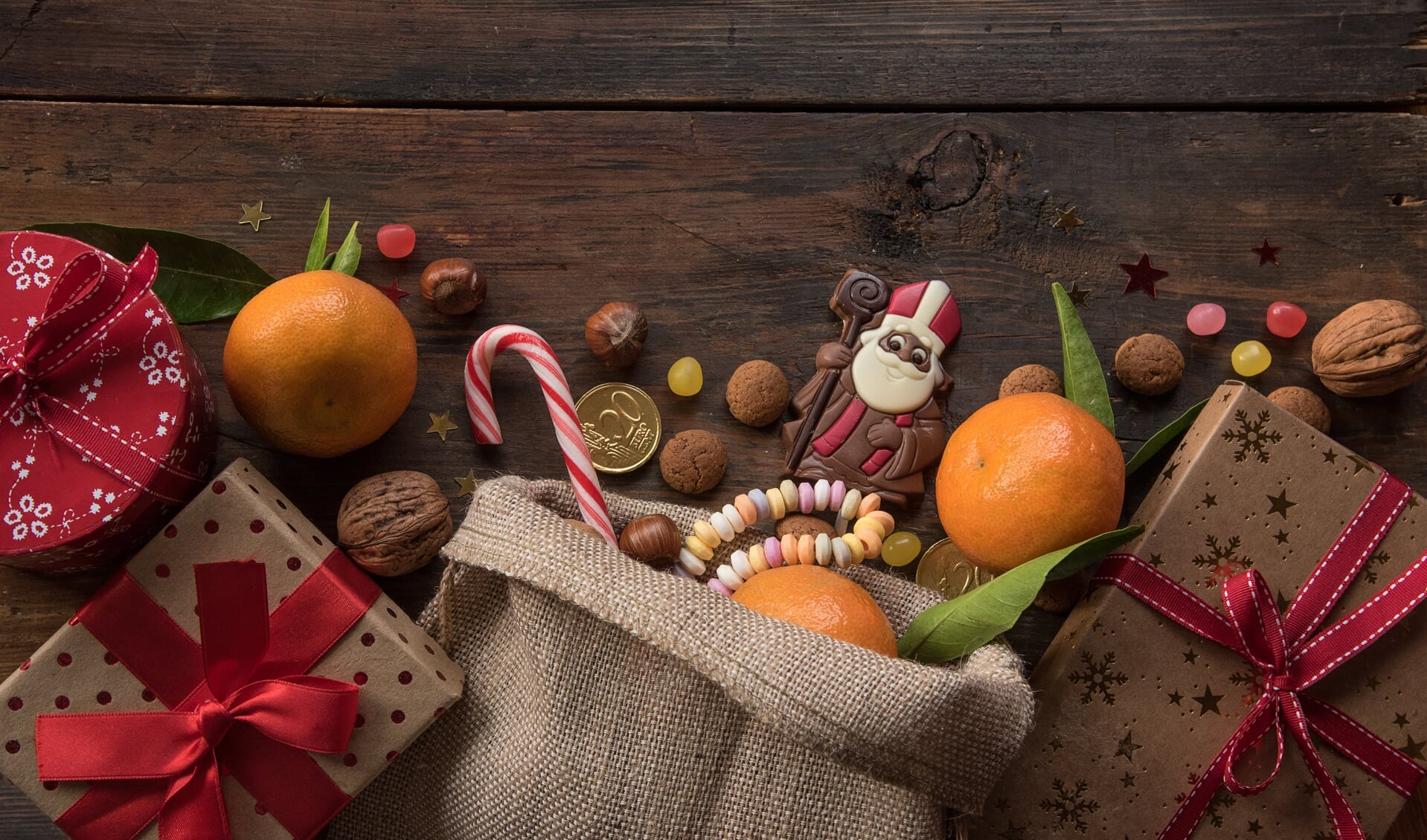 Cadeaus in de zak van Sinterklaas.