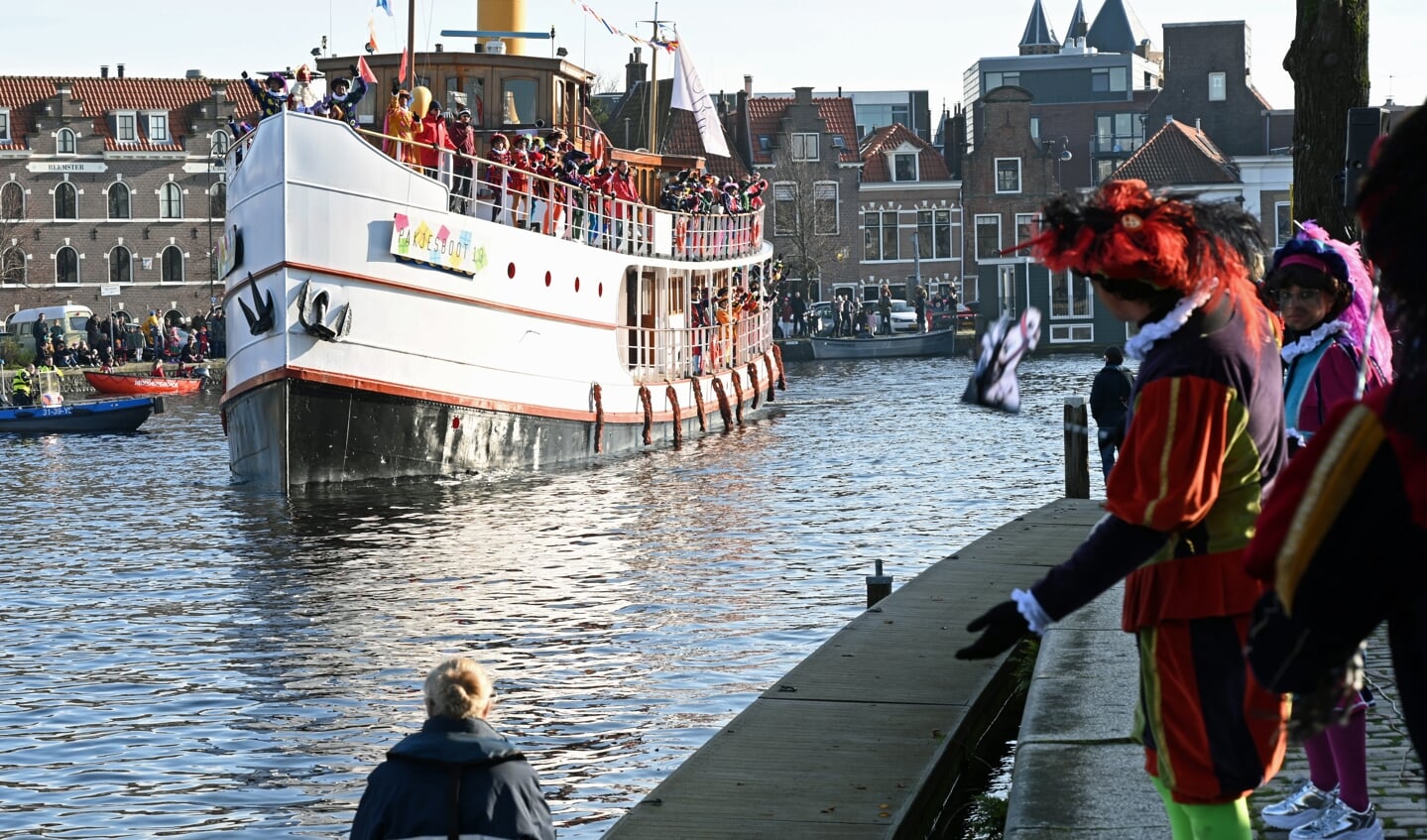 Pakjesboot 13 komt aan in Haarlem