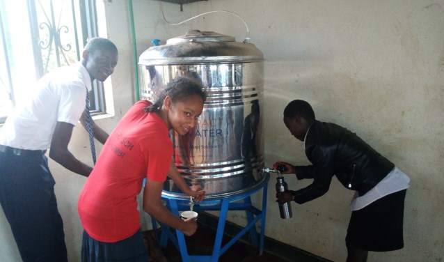 Het waterfilter, geschonken door L4GG wordt graag gebruikt in Oeganda!