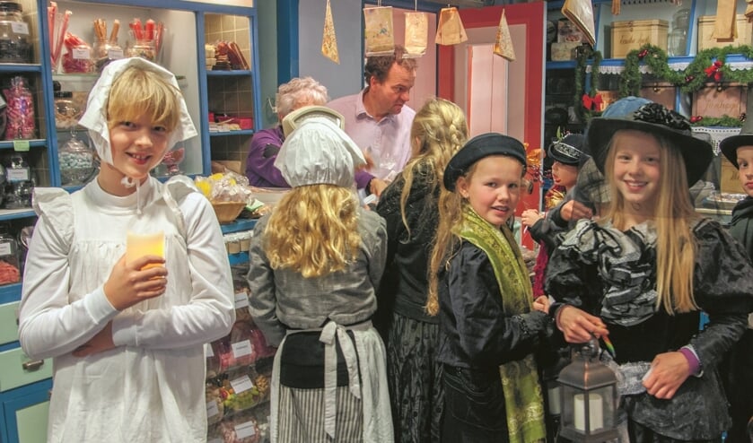 In het centrum van Medemblik lopen 13 december veel Dickensfiguren rond.