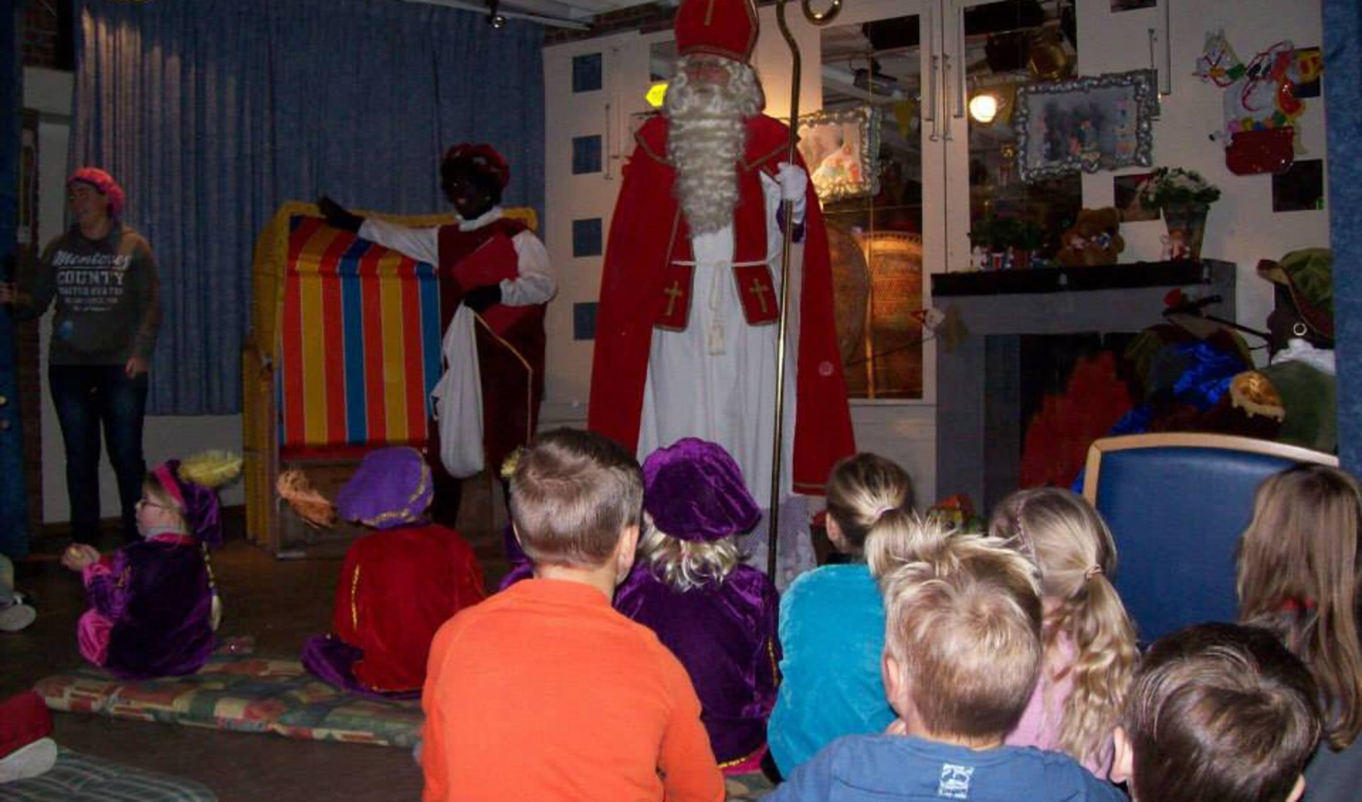 Samen met zijn pieten komt de Sint langs in het clubgebouw van de speeltuin. 