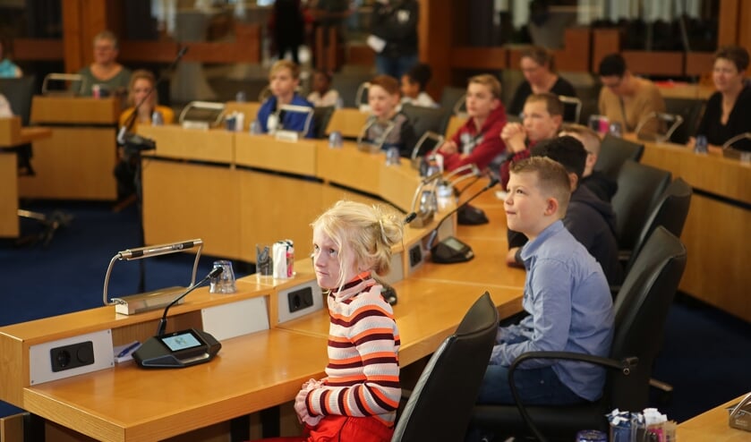 In de raadzaal mogen de kinderen op de 'officiële' manier vragen stellen aan de burgemeester. 