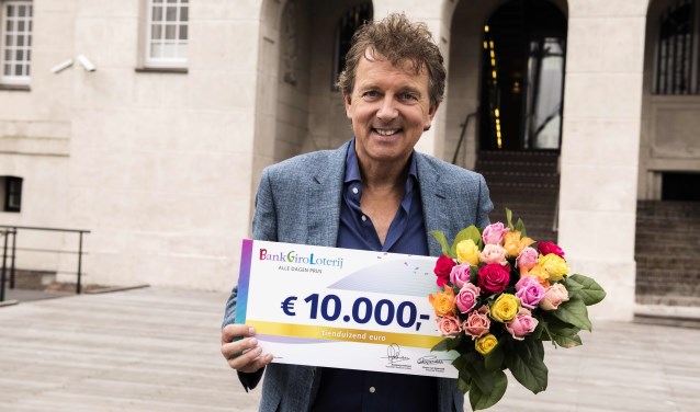 De Vijfhuizense Tom is verrast met een cheque van 10.000 euro.
