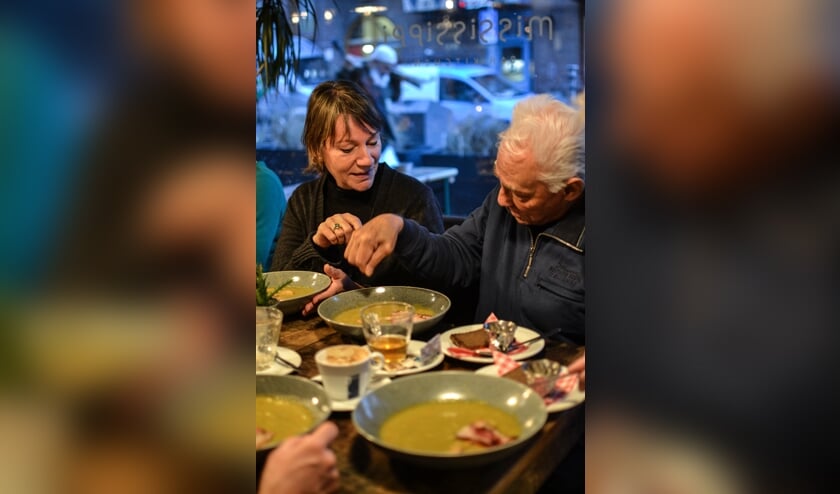 Samen een kopje snert eten. Dit zal mensen verbinden.