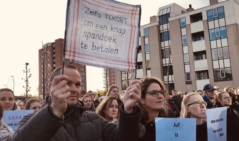 Leraren protesteren tegen de te hoge werkdruk en het te lage salaris.