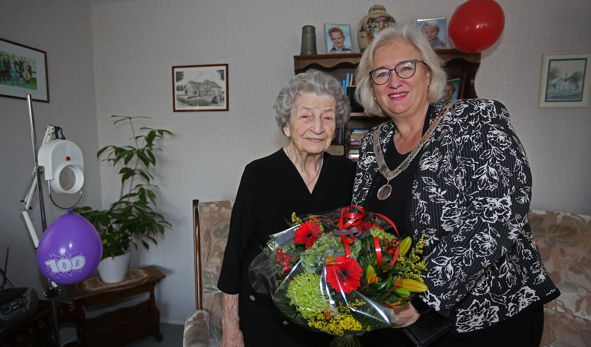 Burgemeester Marianne Schuurmans brengt een bezoek aan Maria Kant en verrast haar met bloemen. 