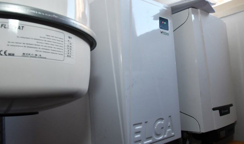Een hybridesysteem: warmtepompunit midden, rechts de cv ketel.