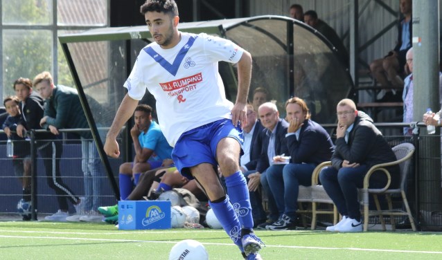 DEM-speler Mounir Mounji legt tegen Westlandia een puike partij op de mat.