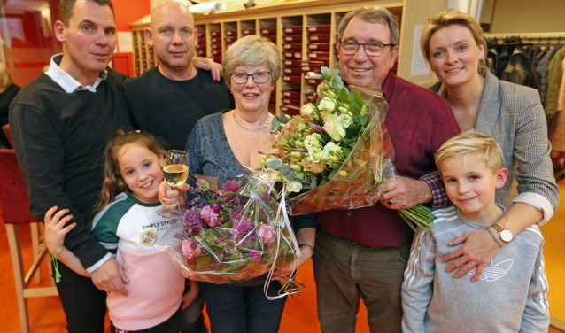 Het trotse gezin Van Dijk, met in het midden de met een Koninklijke onderscheiding gedecoreerde Joke.