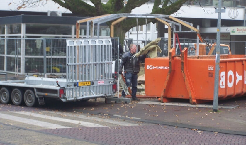 Sinds 1986 stond de kiosk op het Plein. In een paar dagen is het beeldbepalende pandje helemaal verwijderd.