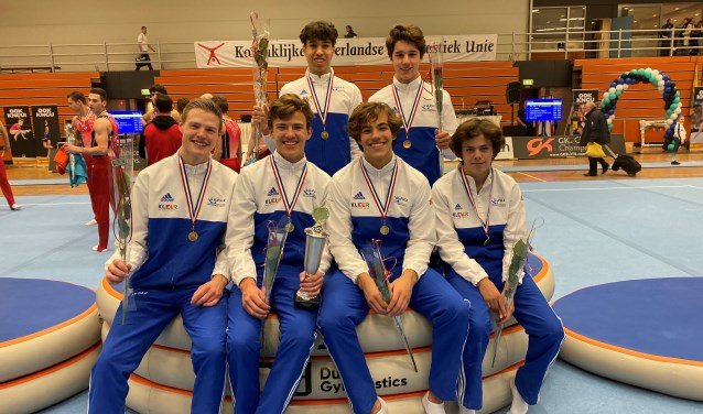De trotse kampioenen. Op de voorgrond v.l.n.r. Sverre van Wijngaarden, Mikel Zwarthoed, Bram van Zelst en Julien Zwiers. Daarachter Evrim Ksikas en Dorin Radulescu.