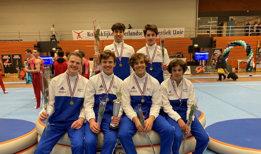 De trotse kampioenen. Op de voorgrond v.l.n.r. Sverre van Wijngaarden, Mikel Zwarthoed, Bram van Zelst en Julien Zwiers. Daarachter Evrim Ksikas en Dorin Radulescu.
