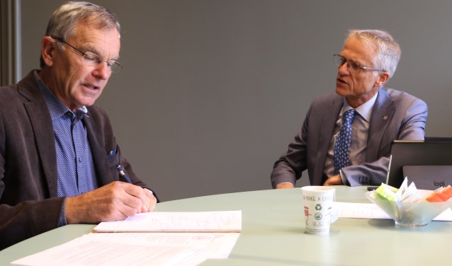 Wethouder Pieter Dijkman (r) maakte deze week kennis met de sportformateur Ted van der Bruggen.