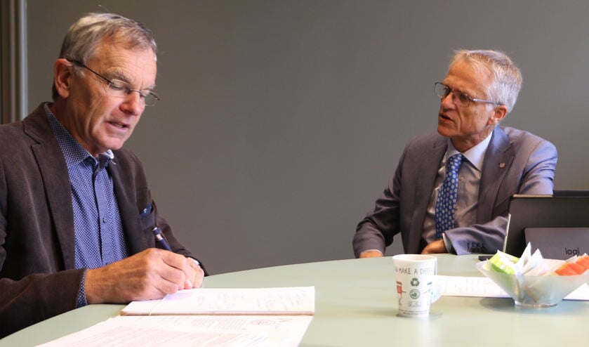 Wethouder Pieter Dijkman (r) maakte deze week kennis met de sportformateur Ted van der Bruggen.