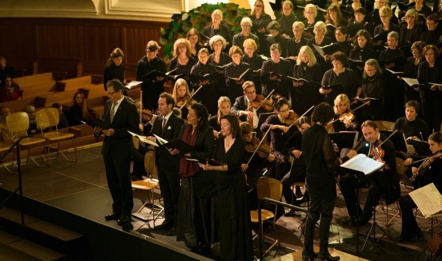 Het Zuiderzeekoor is druk bezig met voorbereidingen voor het kerstconcert.