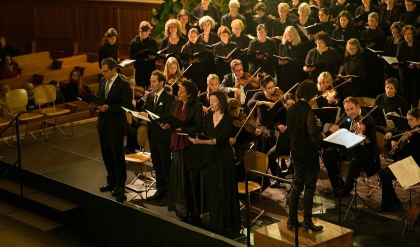 Het Zuiderzeekoor is druk bezig met voorbereidingen voor het kerstconcert.