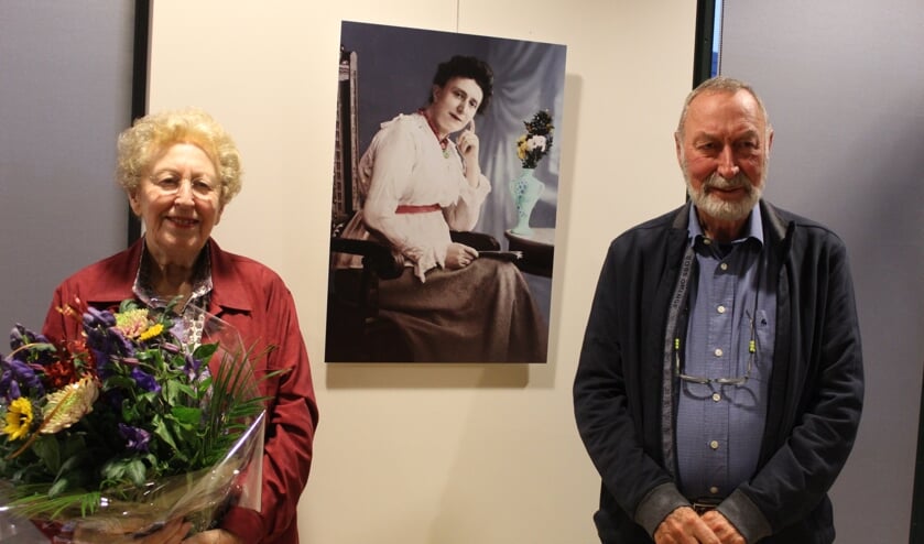 Broer en zus Steffelaar na de onthulling.