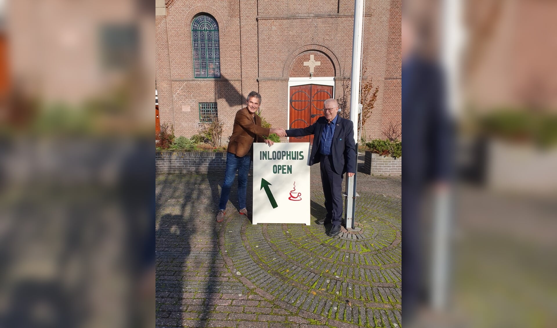 Wethouder Zigge van der Veek en Arie Derksen openden het inloophuis in november 2019.