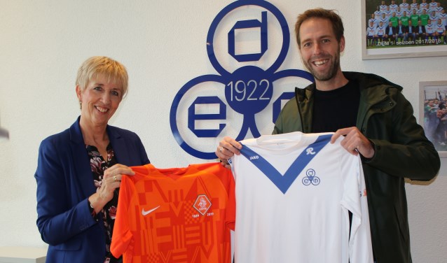 Op de foto: Annette de Boer-van Keulen (DEM) en Jasper Bulters (KNVB)