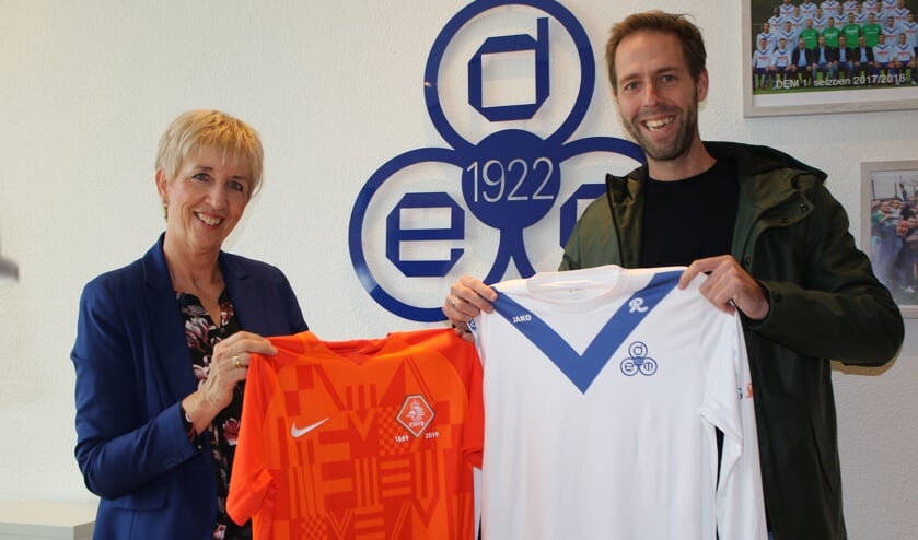 Op de foto: Annette de Boer-van Keulen (DEM) en Jasper Bulters (KNVB)