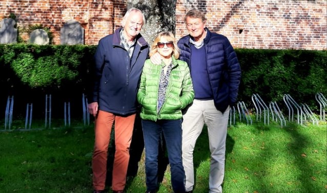 Vlnr André Buitenhuis, Annemiek Paping en Ruud Smit van Stichting Ruinekerk.