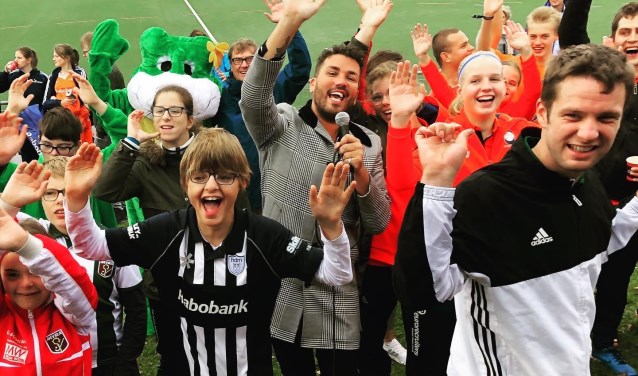 Groot feest voor de G-hockeyers met zanger Jasper Taconis.
