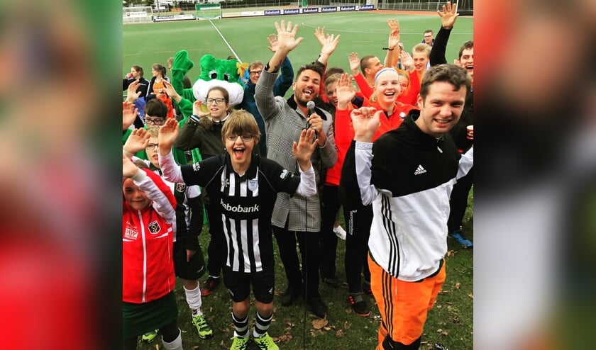 Groot feest voor de G-hockeyers met zanger Jasper Taconis.